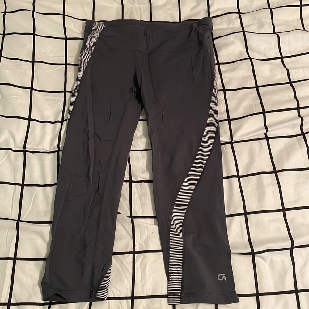Women’s cropped athletic leggings size small